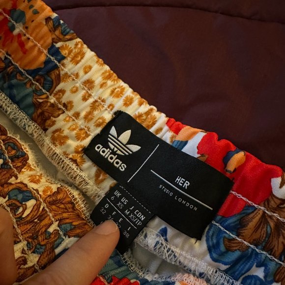 ADIDAS HER Studio London SHORTS, cool print workout POCKETS exercise soccer xs - Picture 3 of 4